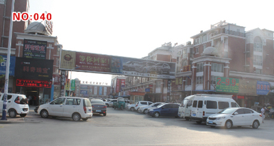 三面翻廣告牌    位置：菏澤小商品城批發市場    規格23x3.5m